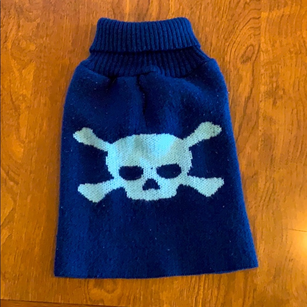 Skull and crossbones dog sweater ☠️